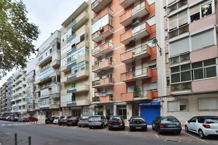 Apartamento T2 para Venda em Benfica Foto 2