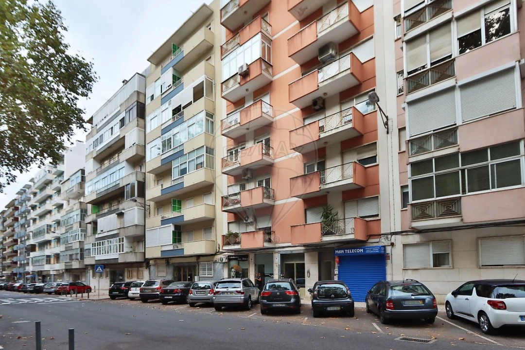 Apartamento T2 para Venda em Benfica Foto 2