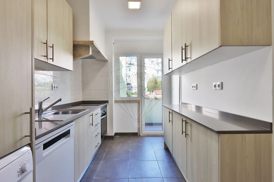 Apartamento T3 para Arrendamento em Campolide Foto 2