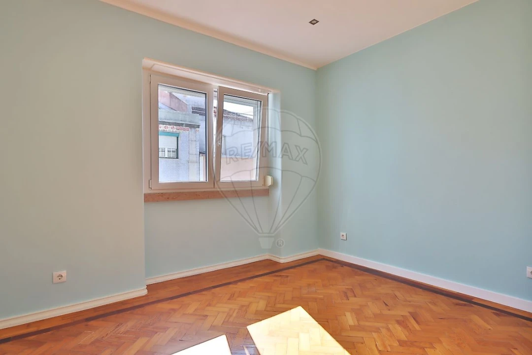 Apartamento T3 para Arrendamento em Campolide Foto 17