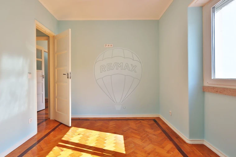 Apartamento T3 para Arrendamento em Campolide Foto 18