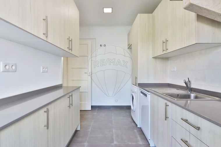 Apartamento T3 para Arrendamento em Campolide Foto 7