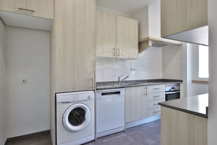 Apartamento T3 para Arrendamento em Campolide Foto 6