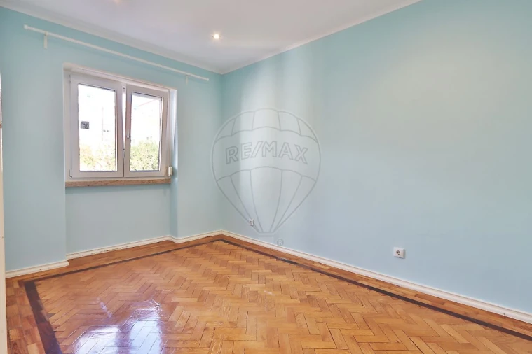 Apartamento T3 para Arrendamento em Campolide Foto 8