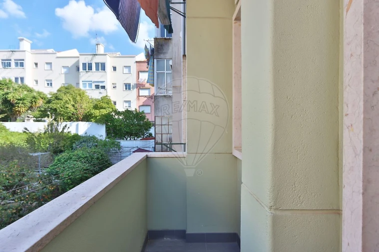 Apartamento T3 para Arrendamento em Campolide Foto 9