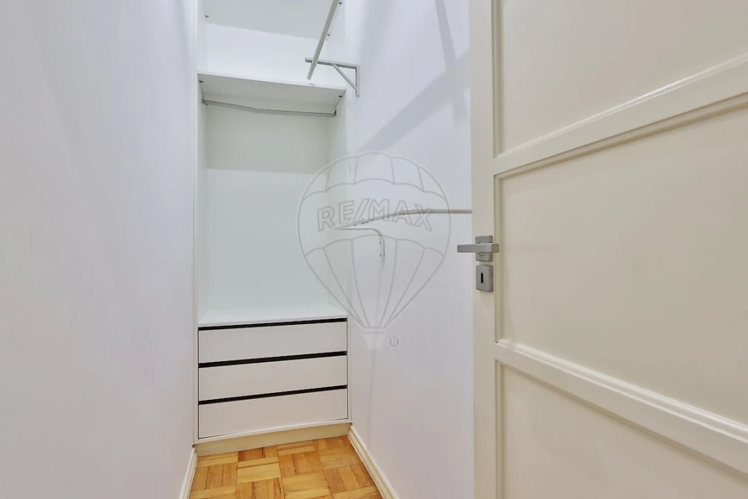 Apartamento T3 para Arrendamento em Campolide Foto 14