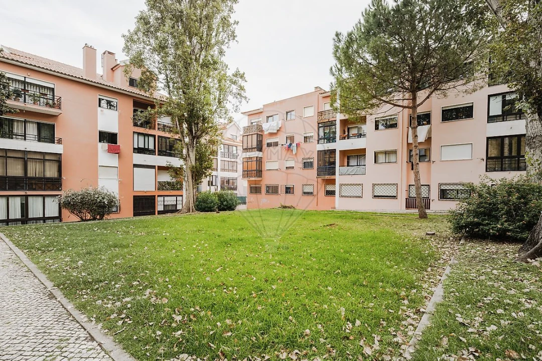Apartamento T1 para Venda em Carcavelos e Parede Foto 24
