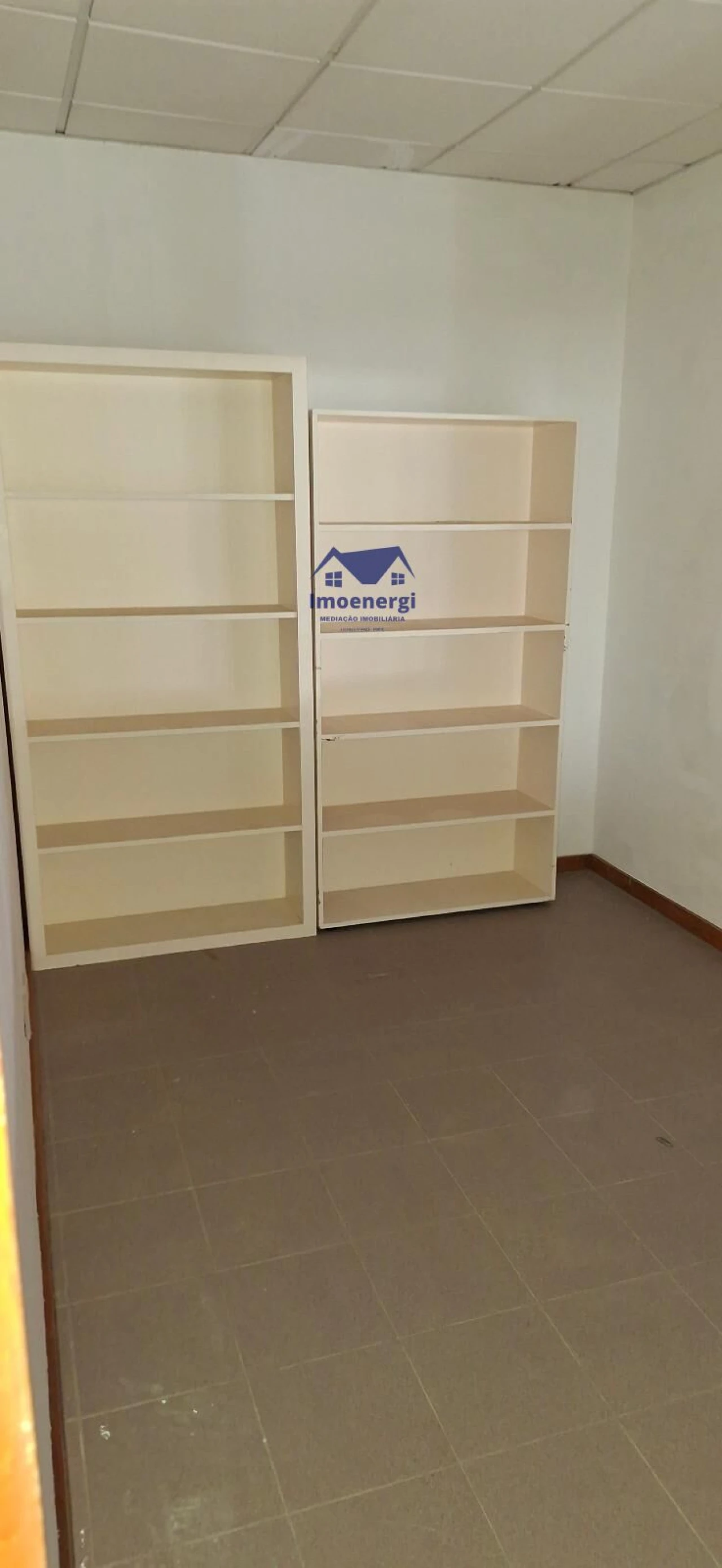 Armazém para Arrendamento em Vilar e Mosteiró Foto 6