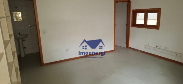 Armazém para Arrendamento em Vilar e Mosteiró