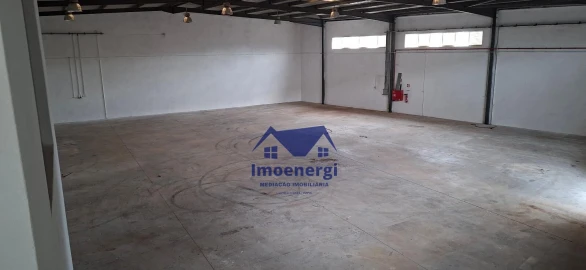 Armazém para Arrendamento em Vilar e Mosteiró