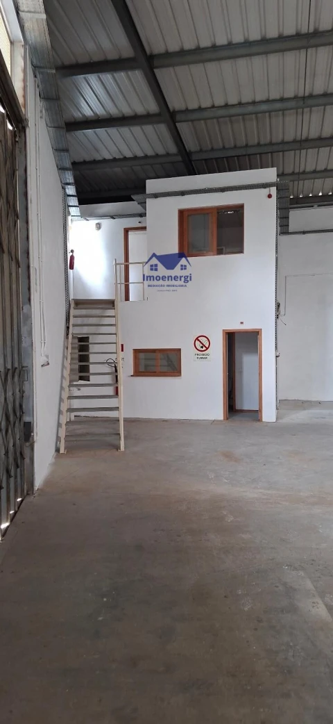 Armazém para Arrendamento em Vilar e Mosteiró