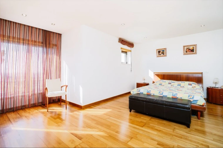 Moradia T4 para Venda em Sé Nova, Santa Cruz, Almedina e São Bartolomeu Foto 4