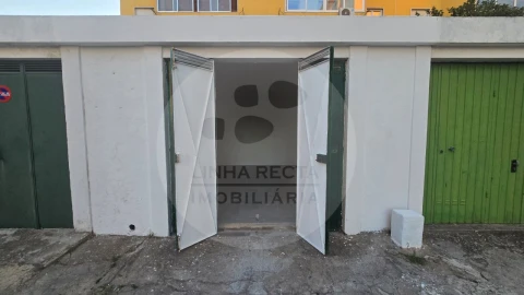 Garagem para Venda em União das Freguesias de Setúbal