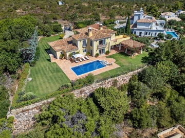Moradia T4 para Venda em Santa Barbara de Nexe