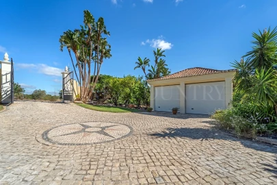 Moradia T4 para Venda em Santa Barbara de Nexe