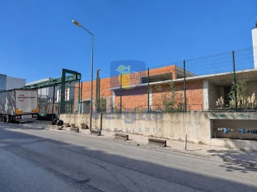 Armazém para Venda em Sacavém e Prior Velho