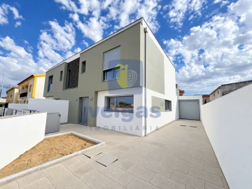 Moradia T4 para Venda em Atouguia da Baleia