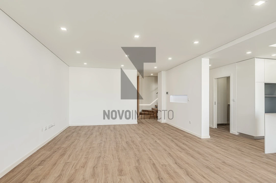 Moradia T4 para Venda em Sarilhos Grandes Foto 4