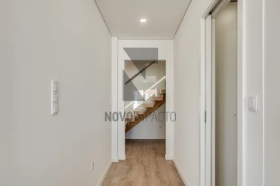 Moradia T4 para Venda em Sarilhos Grandes