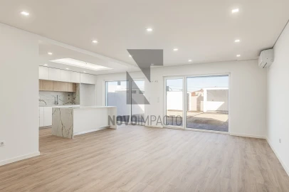Moradia T4 para Venda em Sarilhos Grandes