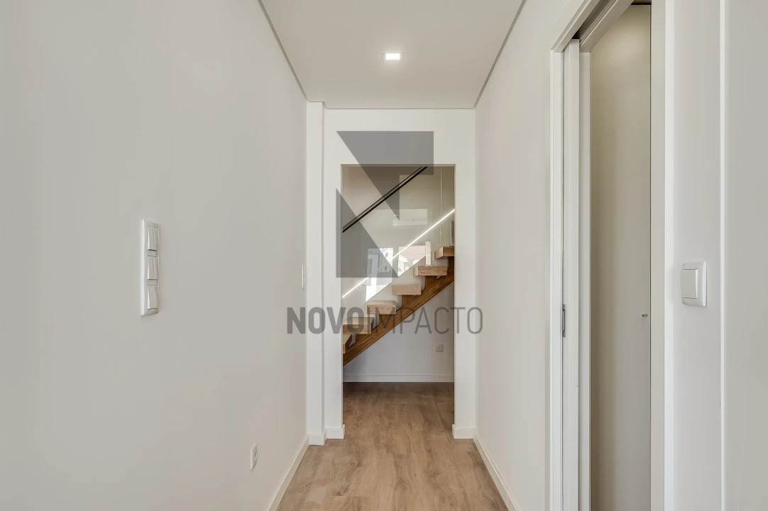 Moradia T4 para Venda em Sarilhos Grandes Foto 12