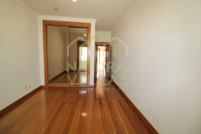 Apartamento T4 para Arrendamento em Faro (Sé e São Pedro)