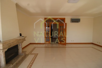 Apartamento T4 para Arrendamento em Faro (Sé e São Pedro)