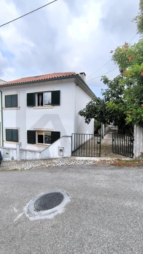 Moradia T3 para Arrendamento em Santa Clara e Castelo Viegas