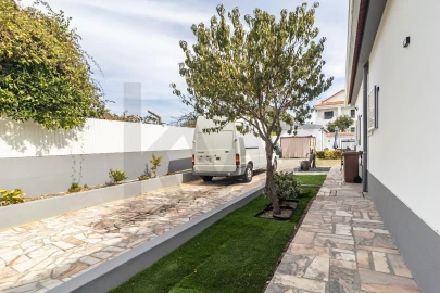 Moradia T4 para Venda em Fernao Ferro