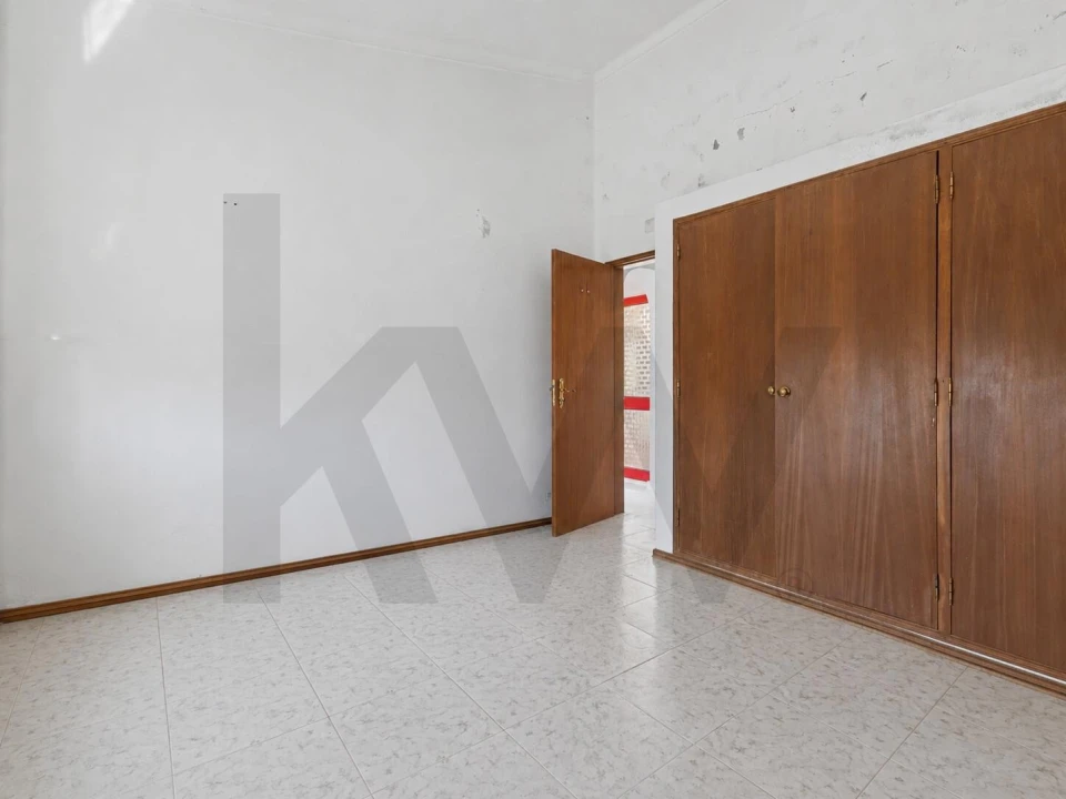 Moradia T4 para Venda em Quelfes Foto 22