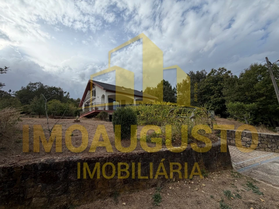 Moradia T4 para Venda em Rendo Foto 1
