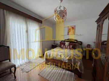 Moradia T4 para Venda em Rendo