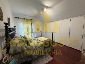 Moradia T4 para Venda em Rendo