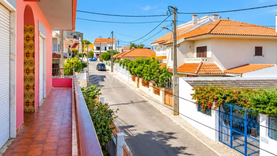 Moradia T10 para Venda em Charneca de Caparica e Sobreda