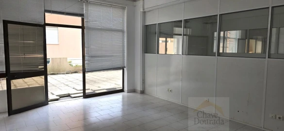 Loja para Arrendamento em Eiras e São Paulo de Frades