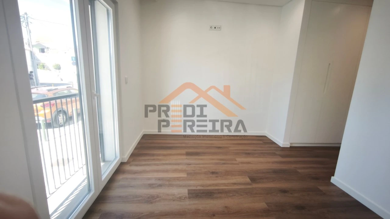 Apartamento T3 para Venda em Ramada e Caneças Foto 14
