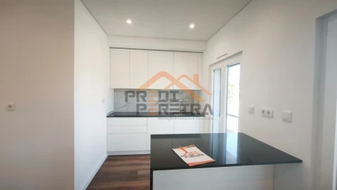 Apartamento T3 para Venda em Ramada e Caneças