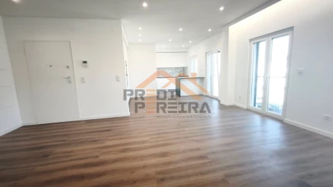 Apartamento T3 para Venda em Ramada e Caneças