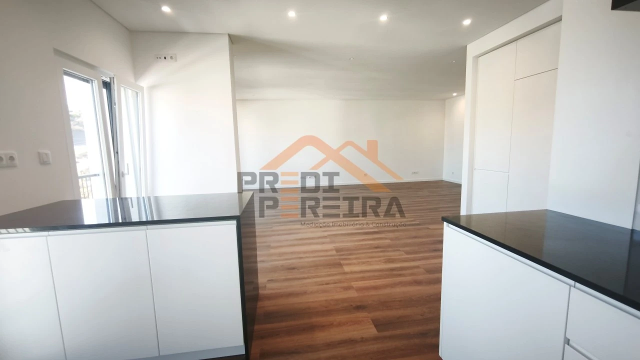 Apartamento T4 para Venda em Ramada e Caneças Foto 2