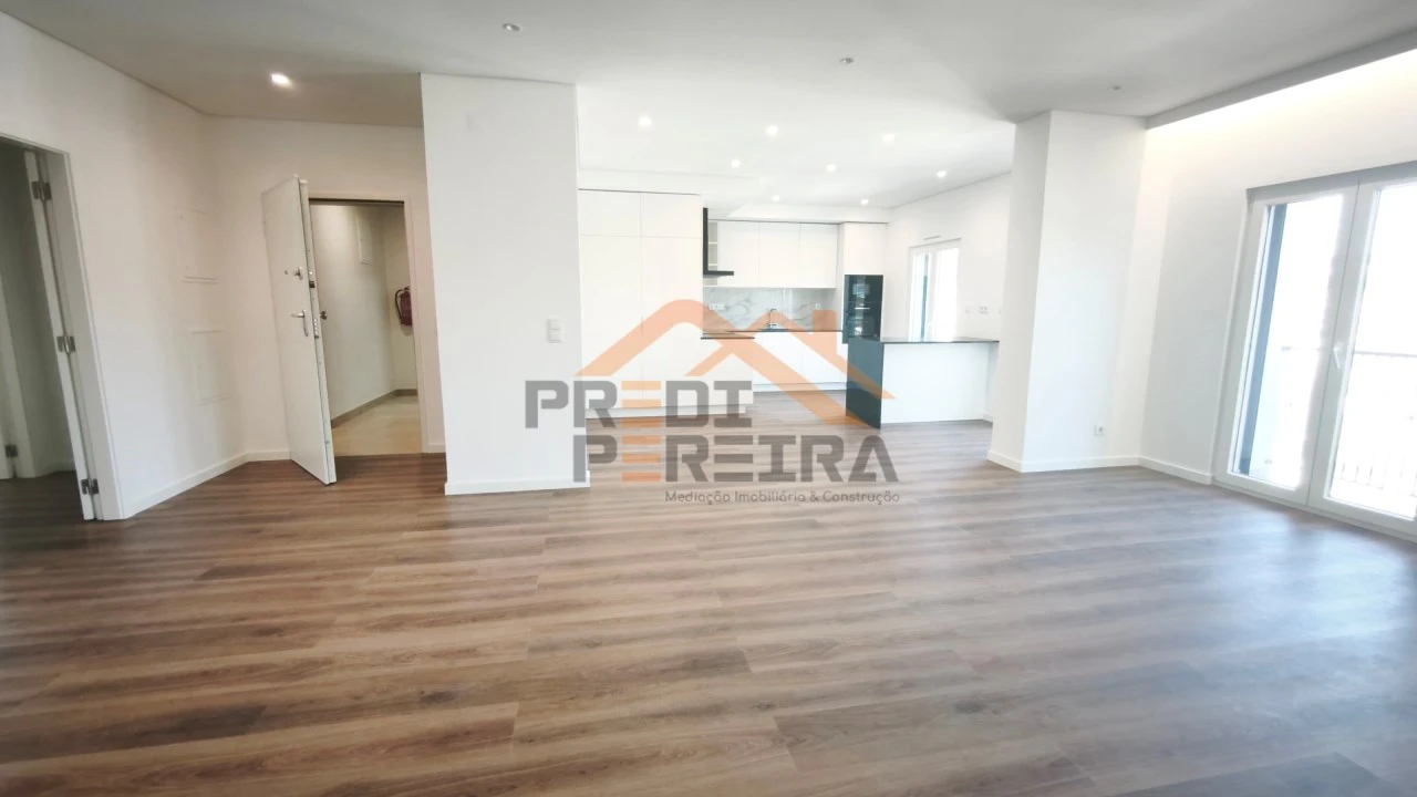 Apartamento T4 para Venda em Ramada e Caneças Foto 11