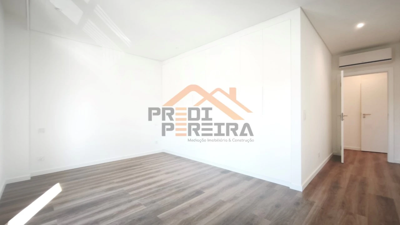 Apartamento T4 para Venda em Ramada e Caneças Foto 17
