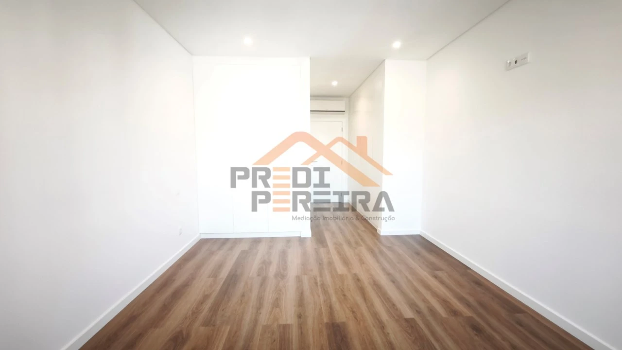 Apartamento T4 para Venda em Ramada e Caneças Foto 31