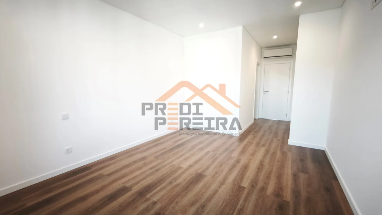 Apartamento T4 para Venda em Ramada e Caneças Foto 34