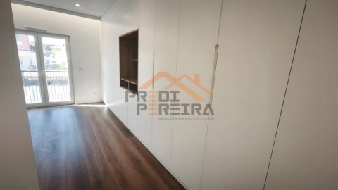 Apartamento T4 para Venda em Ramada e Caneças
