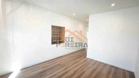 Apartamento T4 para Venda em Ramada e Caneças