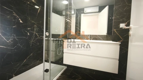 Apartamento T4 para Venda em Ramada e Caneças