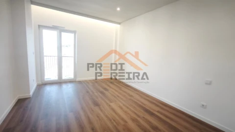 Apartamento T4 para Venda em Ramada e Caneças
