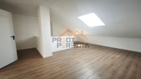 Apartamento T4 para Venda em Ramada e Caneças