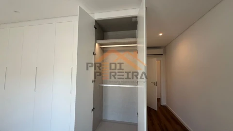 Apartamento T4 para Venda em Ramada e Caneças