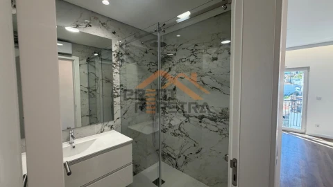Apartamento T4 para Venda em Ramada e Caneças